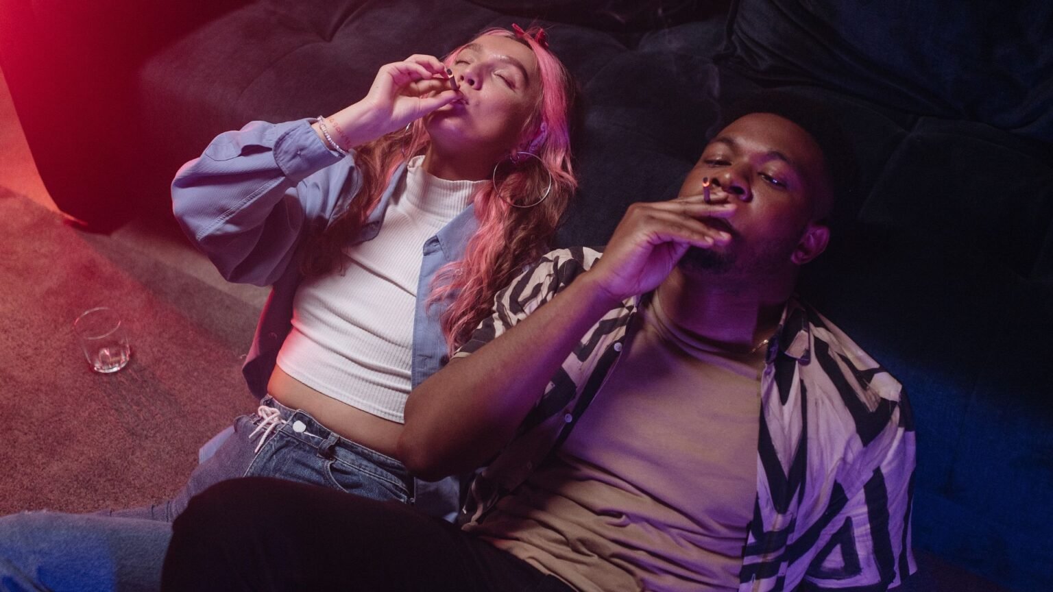 ¿Es legal la marihuana en Portugal? | Leyes de cannabis de Portugal Friends Smoking Weed