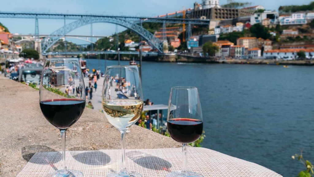 Copas de vino con paisaje urbano de Porto, Portugal